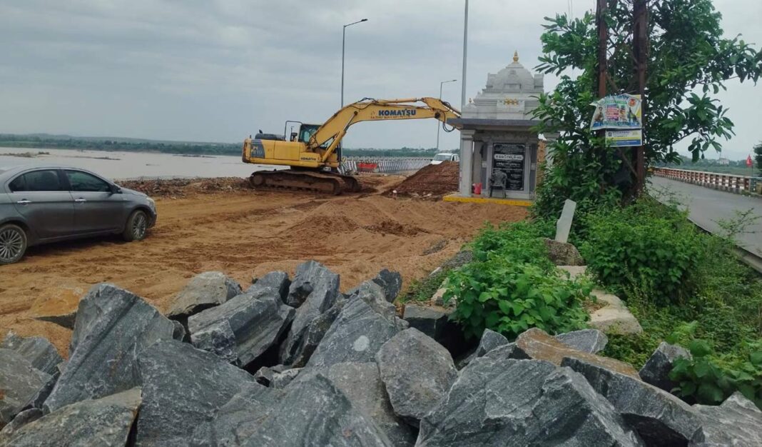 భద్రాచలం గోదావరి బ్రిడ్జి మరమ్మతు పనులు నత్తనడకన సాగడంతో మూతపడింది
– PARAHUSHAR NEWS