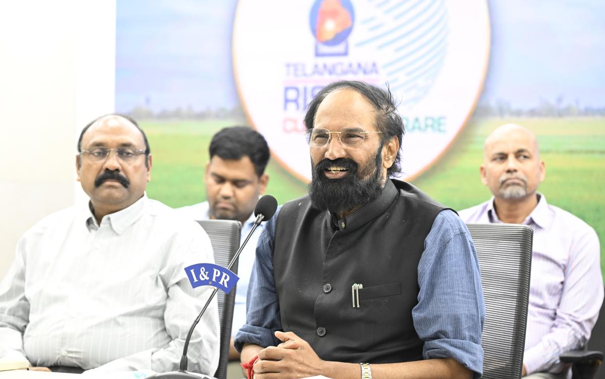 హైదరాబాద్‌లోని సచివాలయంలో ఆదివారం ఏర్పాటు చేసిన విలేకరుల సమావేశంలో నీటిపారుదల, పౌరసరఫరాల శాఖ మంత్రి ఎన్‌.ఉత్తమ్‌కుమార్‌రెడ్డి మాట్లాడారు.
