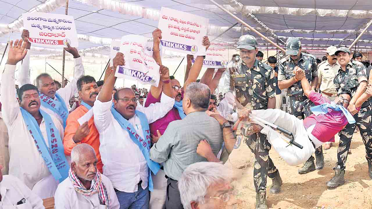 Protest to Minister Srihari.. Bitter experience during visit to Koheda