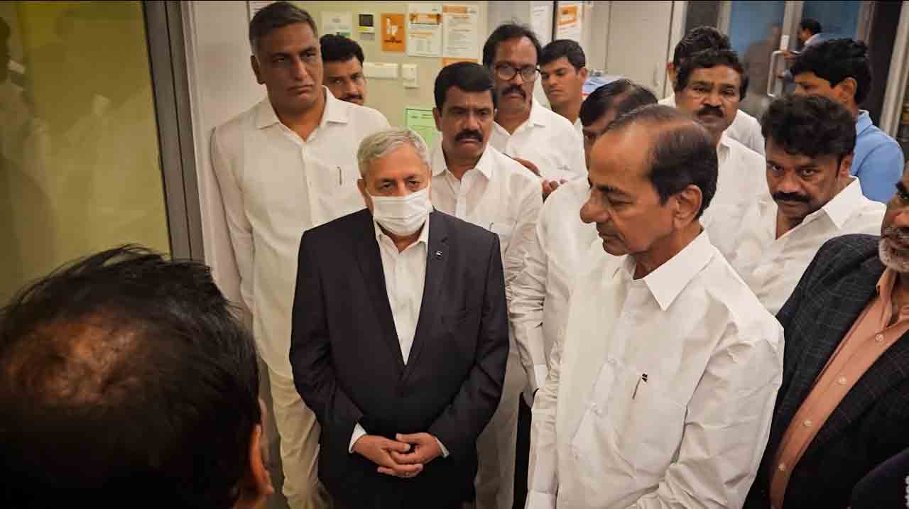 KCR | 'Do whatever you can..Save our elder..' KCR with Yashoda Hospital doctors