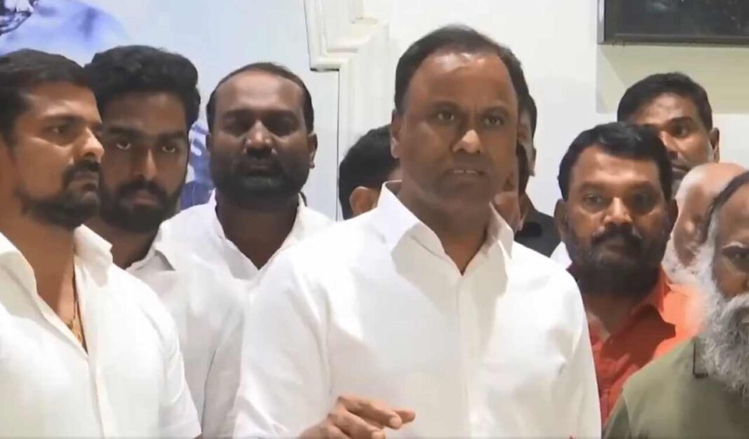 తెలంగాణలో అసలు కాంగ్రెస్ నేతలపై వివక్ష చూపుతున్నారని కోమటిరెడ్డి రాజగోపాల్ రెడ్డి ఆరోపించారు
