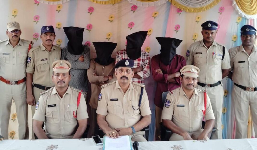 కొత్తగూడెం: పరారీలో ఉన్న మైనర్, టీజీఎస్పీ కానిస్టేబుల్‌పై అత్యాచారం చేసిన నలుగురిపై పోక్సో కింద కేసు నమోదు చేశారు.
