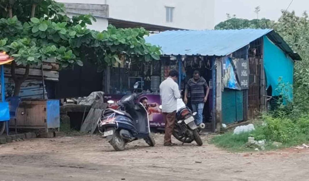 కొత్తగూడెం గ్రామంలో అక్రమ మద్యం విక్రయాలను అరికట్టేందుకు సింగిల్ బెల్ట్ షాపును వేలం వేశారు
– PARAHUSHAR NEWS