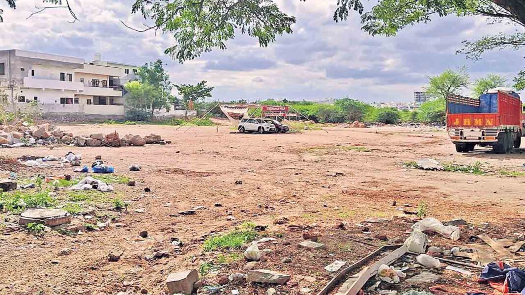 Land Scam | Sarkar Bhoomi.. Samarpayami.. Tehsildar who wrote 12 acres of government land to private!-Namasthe Telangana
– PARAHUSHAR NEWS