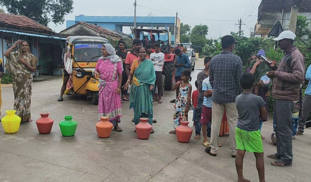 మెదక్‌లో నీటి సరఫరా నిలిచిపోవడంతో గ్రామస్తులు రోడ్డుపై బైఠాయించారు
