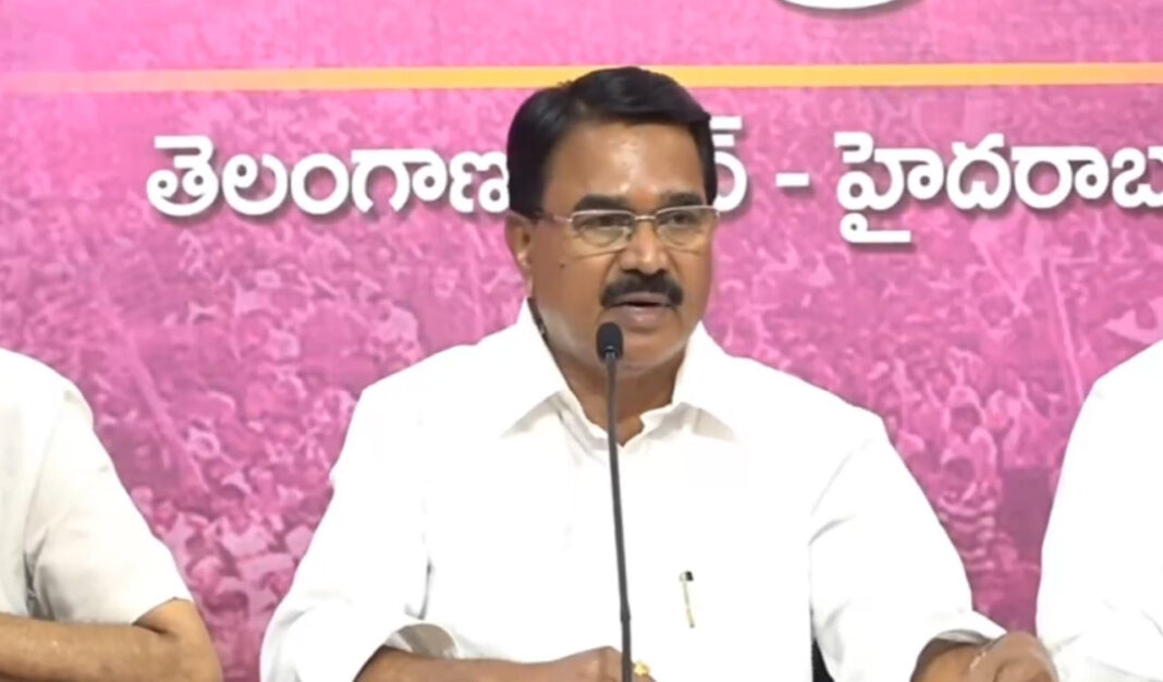 పెండింగ్‌లో ఉన్న రైతు భరోసా బకాయిలను వెంటనే విడుదల చేయాలని నిరంజన్‌రెడ్డి డిమాండ్ చేశారు
