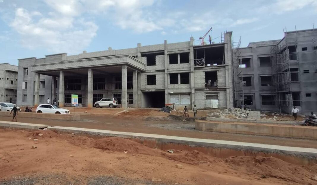 పలోంచలోని ప్రభుత్వ వైద్య కళాశాల నాలుగేళ్ల తర్వాత కూడా భవనం కోసం ఎదురుచూస్తోంది
– PARAHUSHAR NEWS