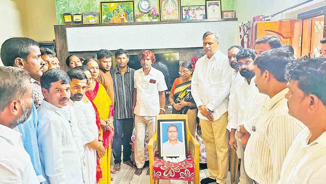 Retired teacher Mummatiki Sarkar killed.. MLA Palla Rajeshwar Reddy Fire
– PARAHUSHAR NEWS