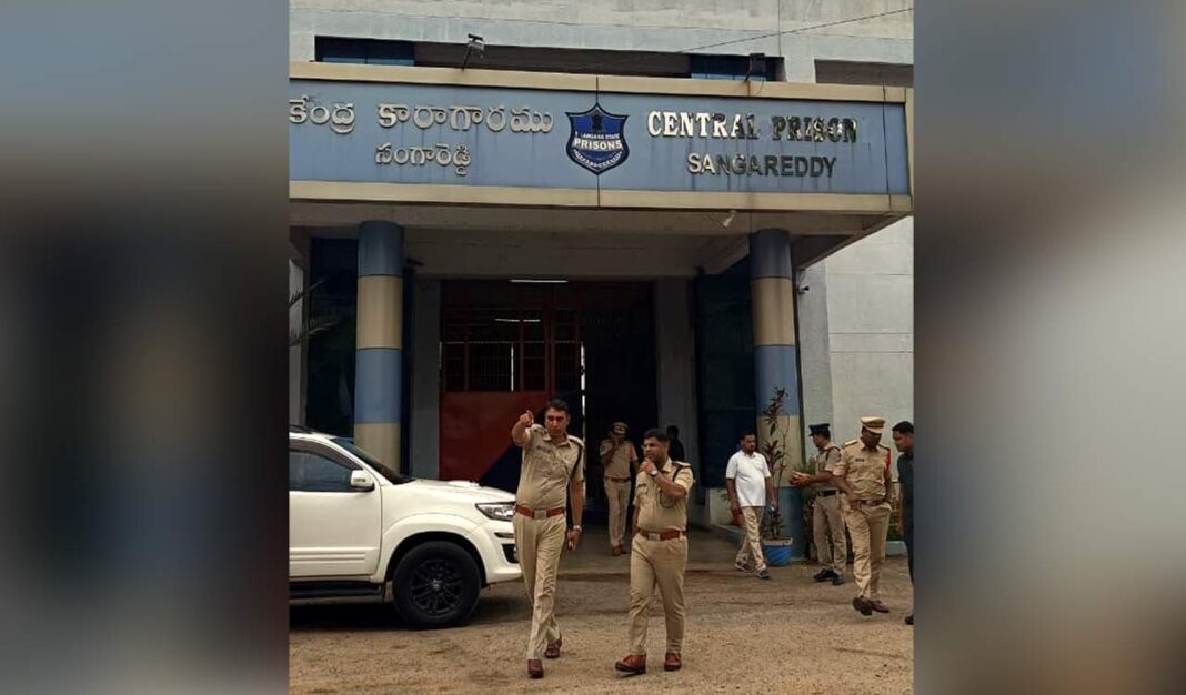 సెంట్రల్ జైలులో భద్రతా ఏర్పాట్లపై సంగారెడ్డి ఎస్పీ సమీక్షించారు
