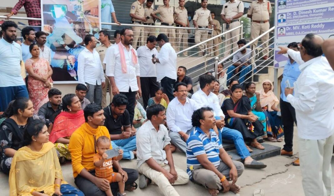 గిరిజన సర్పంచ్ మృతితో భద్రాచలం ఆస్పత్రి వద్ద ఆందోళనకు దిగారు
– PARAHUSHAR NEWS