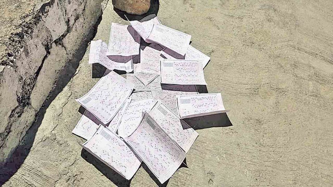 TGPSC OMR Sheets | TGPSC OMR sheets on roadside.. Live at PVR Expressway-Namasthe Telangana
– PARAHUSHAR NEWS