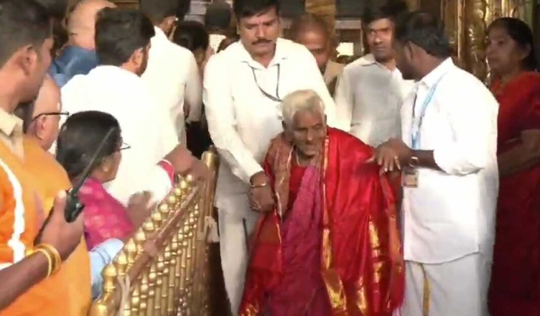 తిరుమలకు పాదయాత్రగా వచ్చిన 116 ఏళ్ల భక్తుడికి ప్రత్యేక వీఐపీ దర్శనాన్ని టీటీడీ ఏర్పాటు చేసింది.
