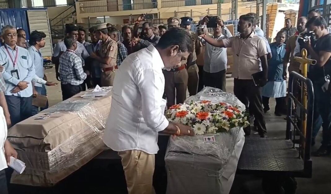 వియత్నాం పడవ విషాదం: ముగ్గురు ఆంధ్రా పర్యాటకుల మృతదేహాలు హైదరాబాద్ చేరుకున్నాయి
– PARAHUSHAR NEWS
