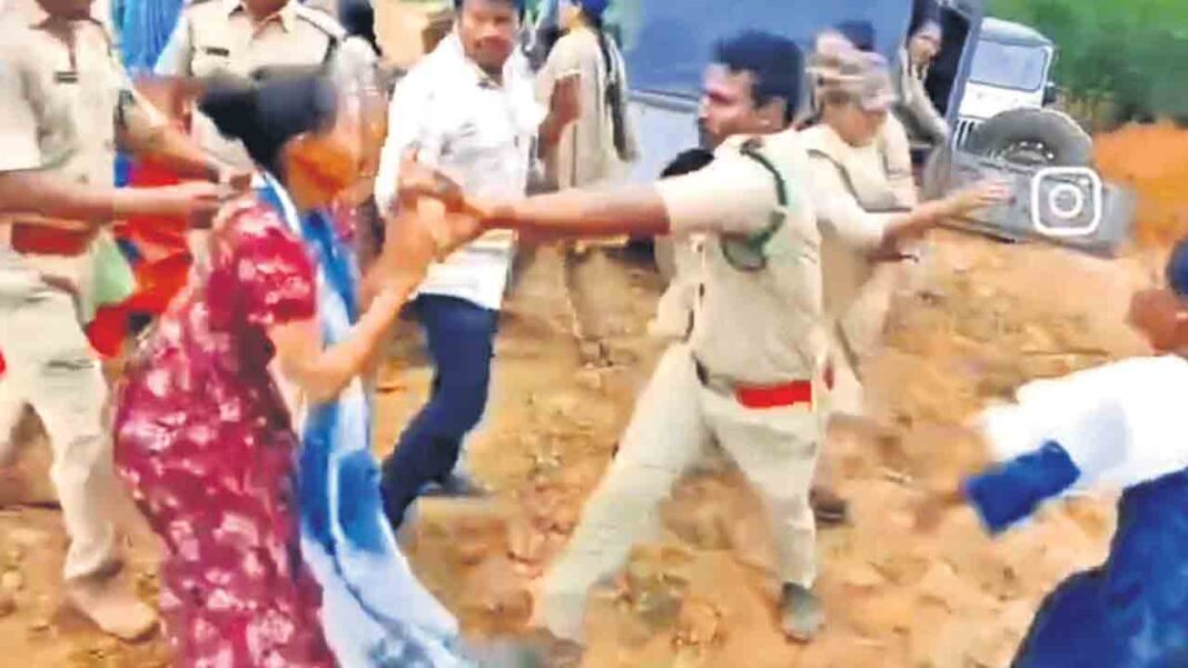 Podu ragada in Vemuluru.. Adivasis who blocked the trench works
– PARAHUSHAR NEWS