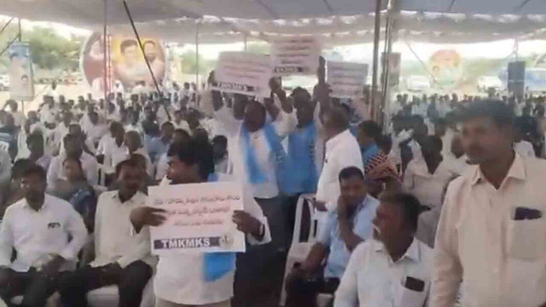 Protest Sega to Minister Vakiti Srihari during visit to Koheda : Video-Namasthe Telangana
– PARAHUSHAR NEWS