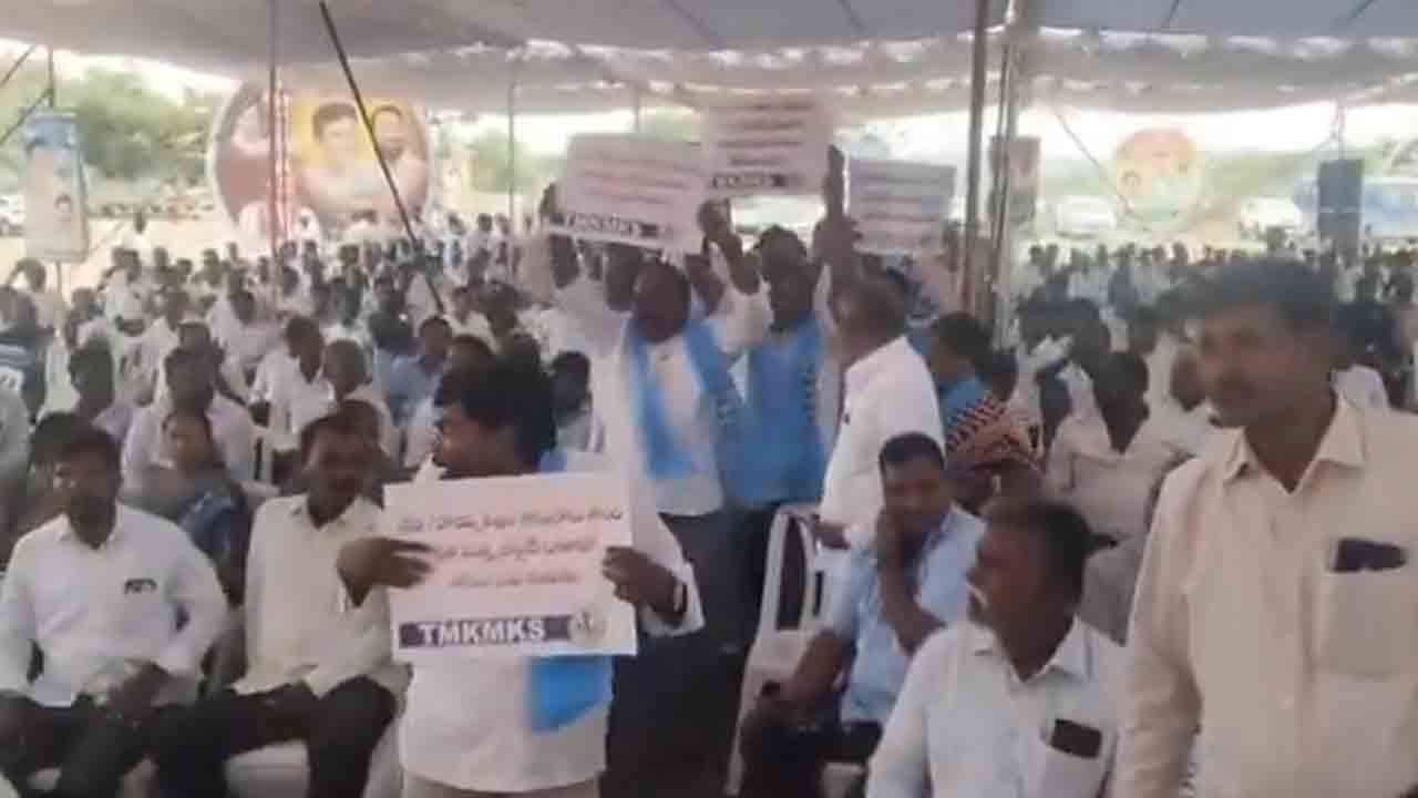 Protest Sega to Minister Vakiti Srihari during visit to Koheda : Video
