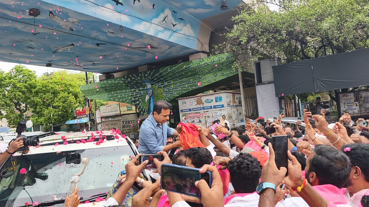 KTR | KTR, who left for Yuva Sangrama Conference, received a warm welcome in Malakpet