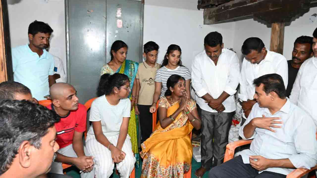 KTR | KTR visited the family of Chippalapalli Sarpanch Mashetti Lachaiah