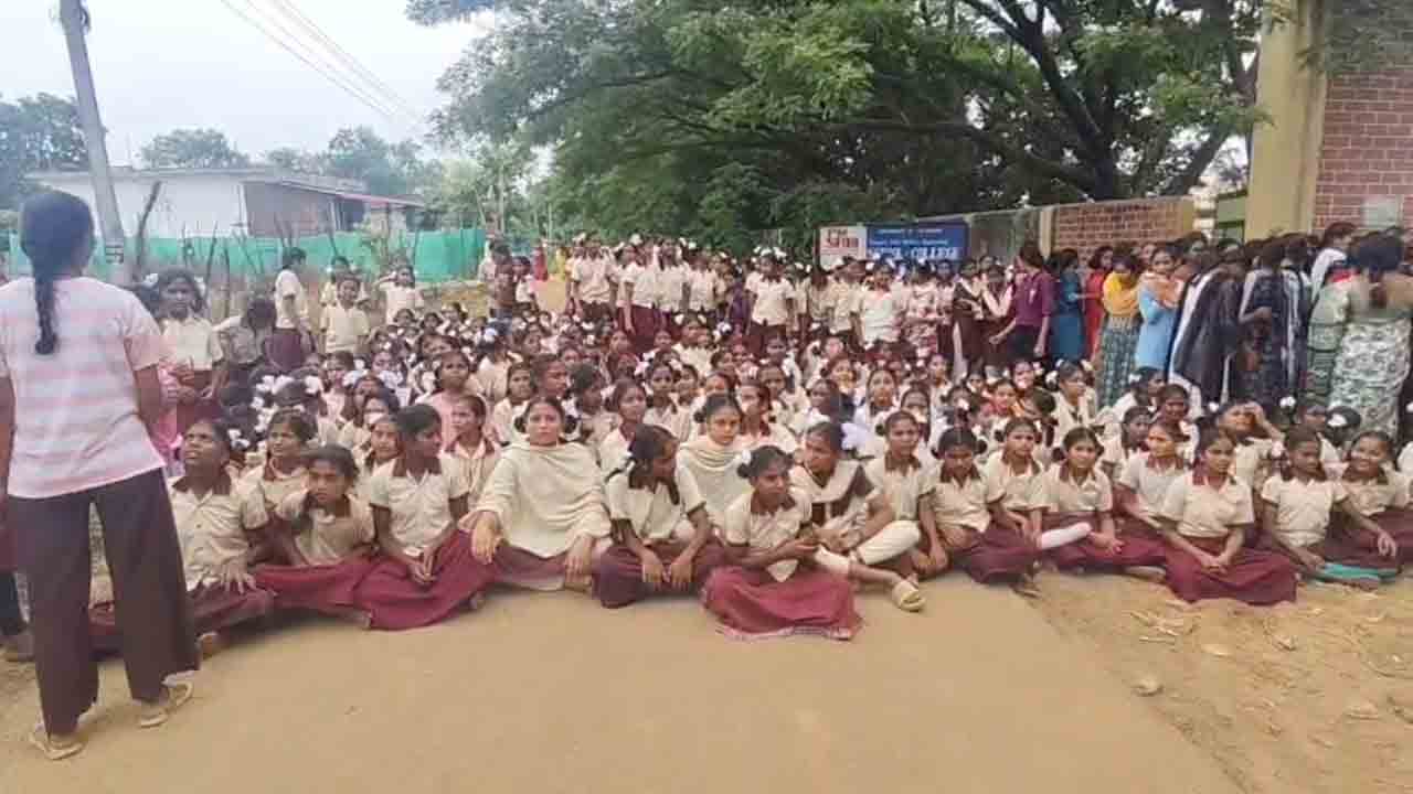 Mahabubabad | Girls' Gurukula School students hit the road for water: Video