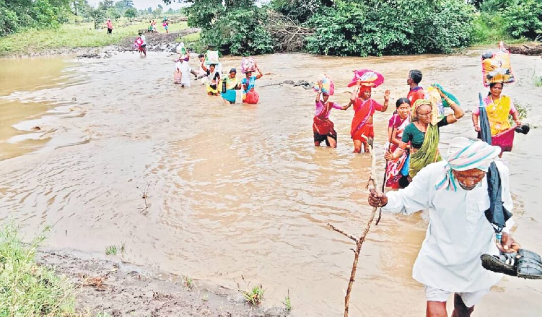 వాగులు పొంగడంతో తెగతెంపులు చేసుకున్న ఆదిలాబాద్ గిరిజనులు; వర్షాలకు 60కి పైగా రోడ్లు దెబ్బతిన్నాయి
– PARAHUSHAR NEWS