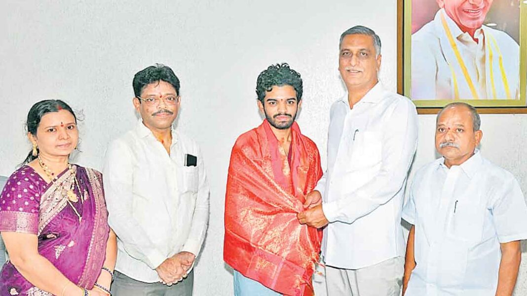 Rohit-Namasthe Telangana who did not forget Harish Rao’s help
– PARAHUSHAR NEWS
