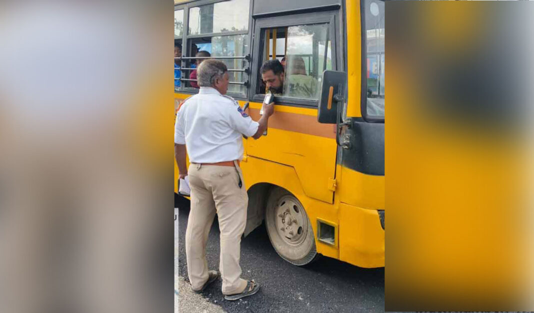 హైదరాబాద్: స్కూల్ బస్సు డ్రైవర్లకు బ్రీత్‌లైజర్ పరీక్షలు తప్పనిసరి చేసింది
