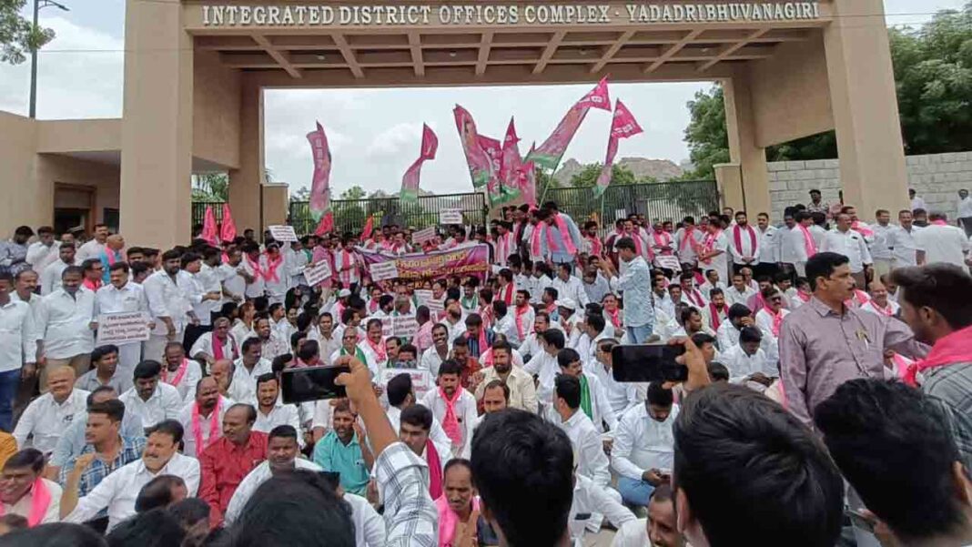 BRS Mahadharna-Namasthe Telangana in front of Yadadri Collectorate
– PARAHUSHAR NEWS