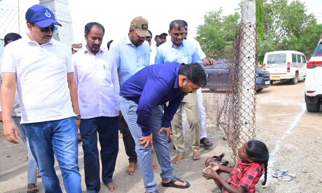 అట్టడుగు స్థాయిలో ప్రజల ఫిర్యాదులపై కలెక్టర్ స్పందిస్తారు
– PARAHUSHAR NEWS