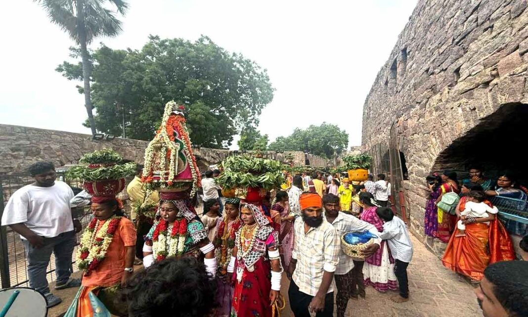 ఆషాడ బోనాలు ప్రారంభం, వేడుకలకు సిద్ధమైన గోల్కొండ కోట
– PARAHUSHAR NEWS
