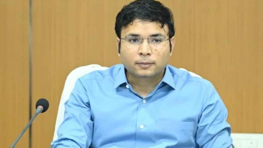 ఇందిరమ్మ ఇళ్ల నిర్మాణాన్ని వేగవంతం చేయండి: డీసీ భావేష్ మిశ్రా
