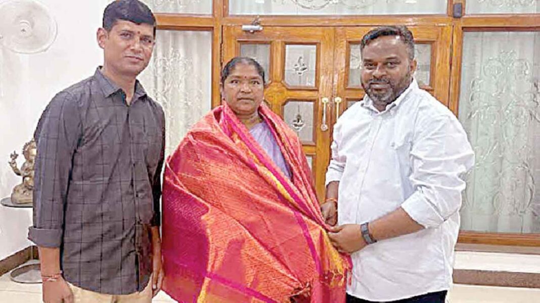 కరీంనగర్ జిల్లాలో రూ. 7.13 కోట్ల రోడ్డు పనులకు సీతక్క ఆమోదం తెలిపారు
– PARAHUSHAR NEWS