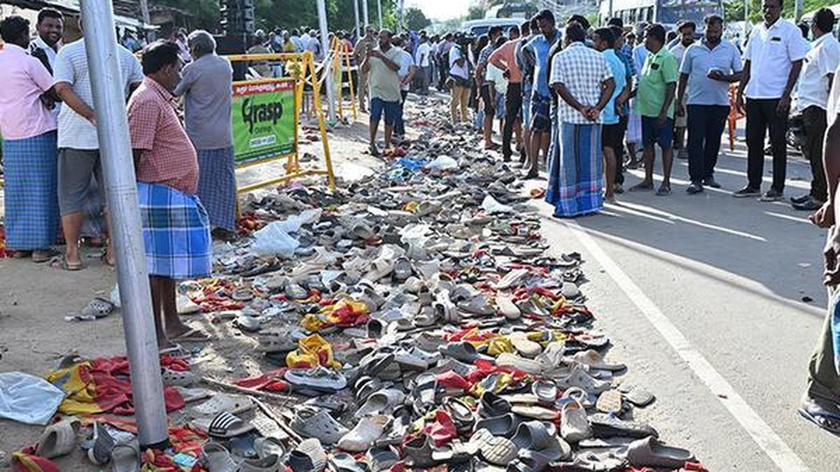 కరూర్ తొక్కిసలాటపై ‘బెదిరింపు’ బహిరంగ ప్రకటనలు చేయకుండా టీవీకే నేతలను నిషేధించాలని డీఎంకే సుప్రీంకోర్టును ఆశ్రయించింది.
– PARAHUSHAR NEWS