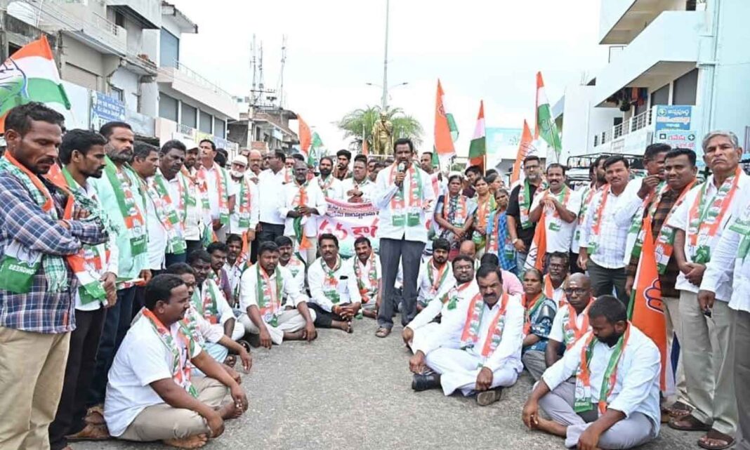 కాంగ్రెస్ నాయకులు, కార్యకర్తలు నిరసన వ్యక్తం చేశారు
– PARAHUSHAR NEWS