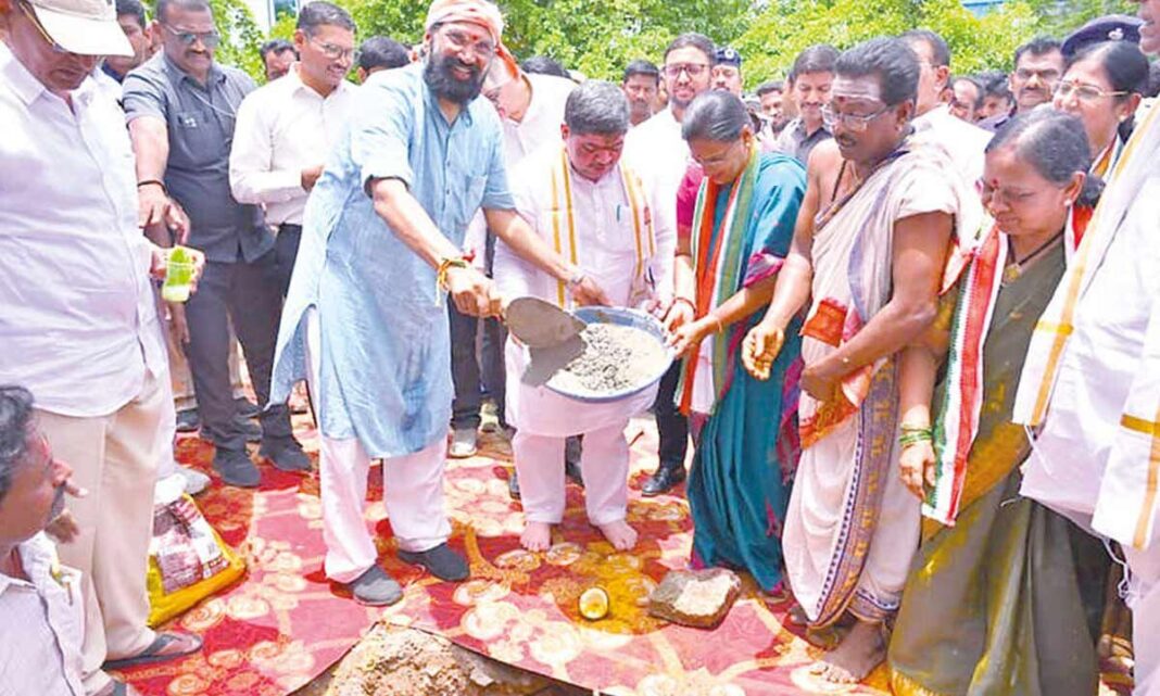 కోదాడ బస్ డిపోకు శంకుస్థాపన చేసిన పొన్నం
