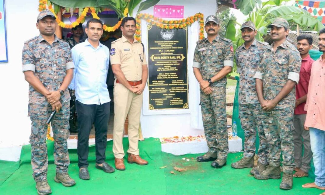 చర్ల పోలీసులు నిర్మించిన నూతన పాఠశాల భవనాన్ని ఎస్పీ రోహిత్‌రాజు ప్రారంభించారు
