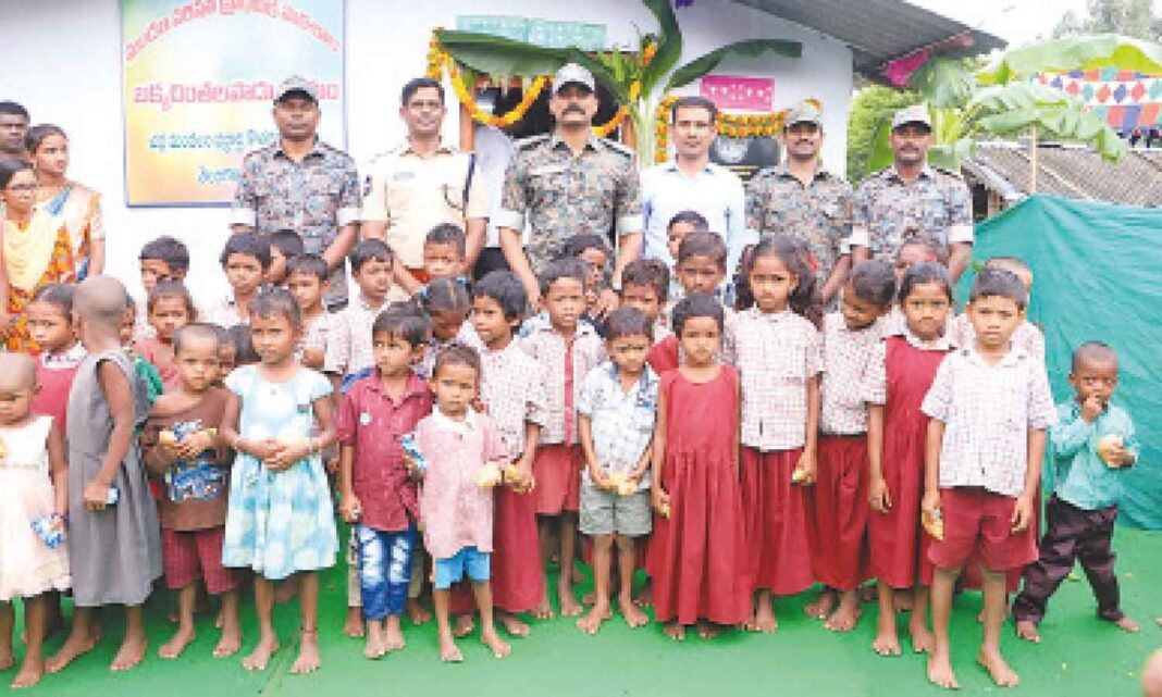 చర్ల పోలీసులు నిర్మించిన పాఠశాల భవనాన్ని ఎస్పీ రోహిత్‌రాజు ప్రారంభించారు
