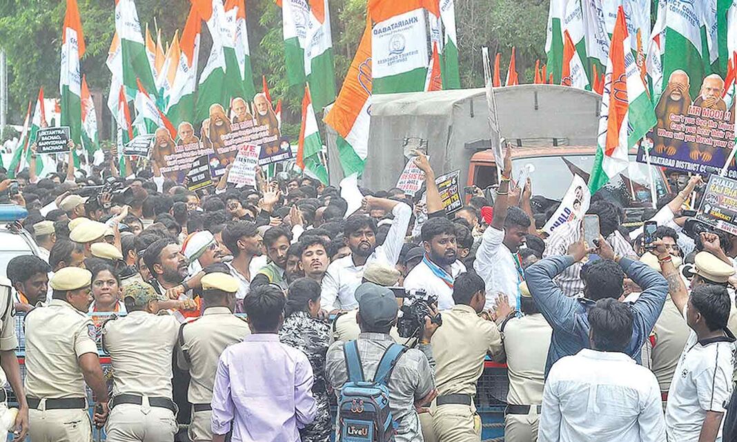 చలో లోక్‌భవన్‌ ర్యాలీలో మంత్రులు, కాంగ్రెస్‌ నేతలు పాల్గొన్నారు
