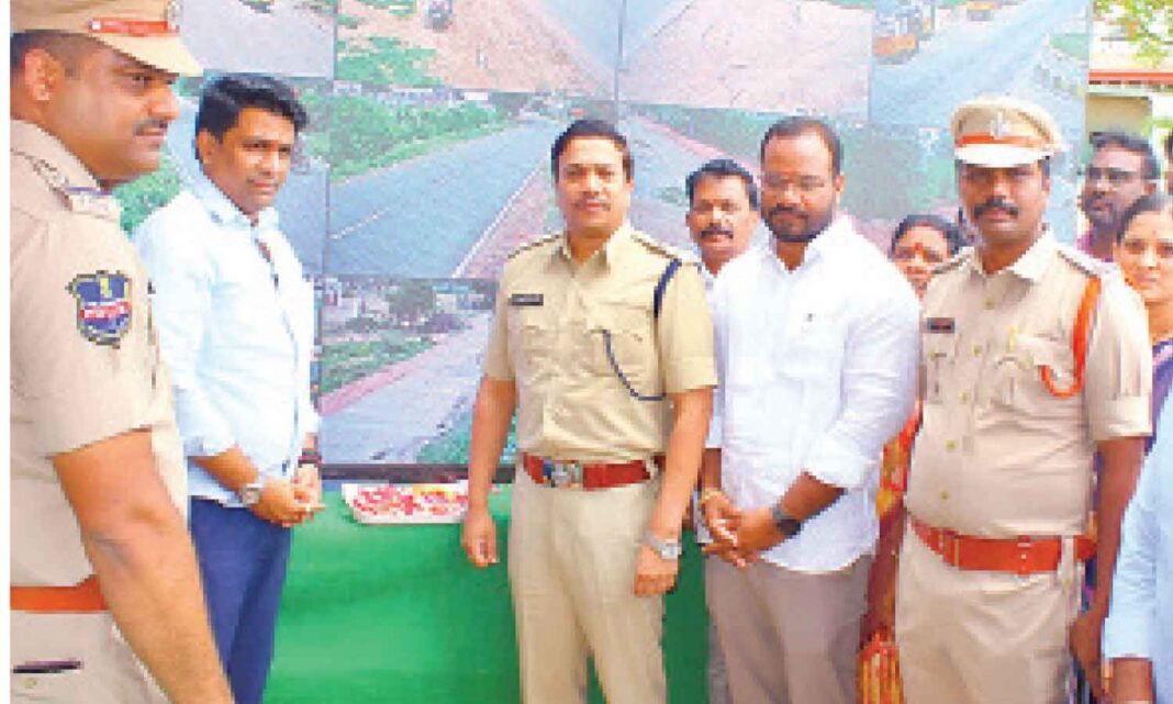 జాగ్రత్త! పోలీసులు మిమ్మల్ని చూస్తున్నారు
– PARAHUSHAR NEWS