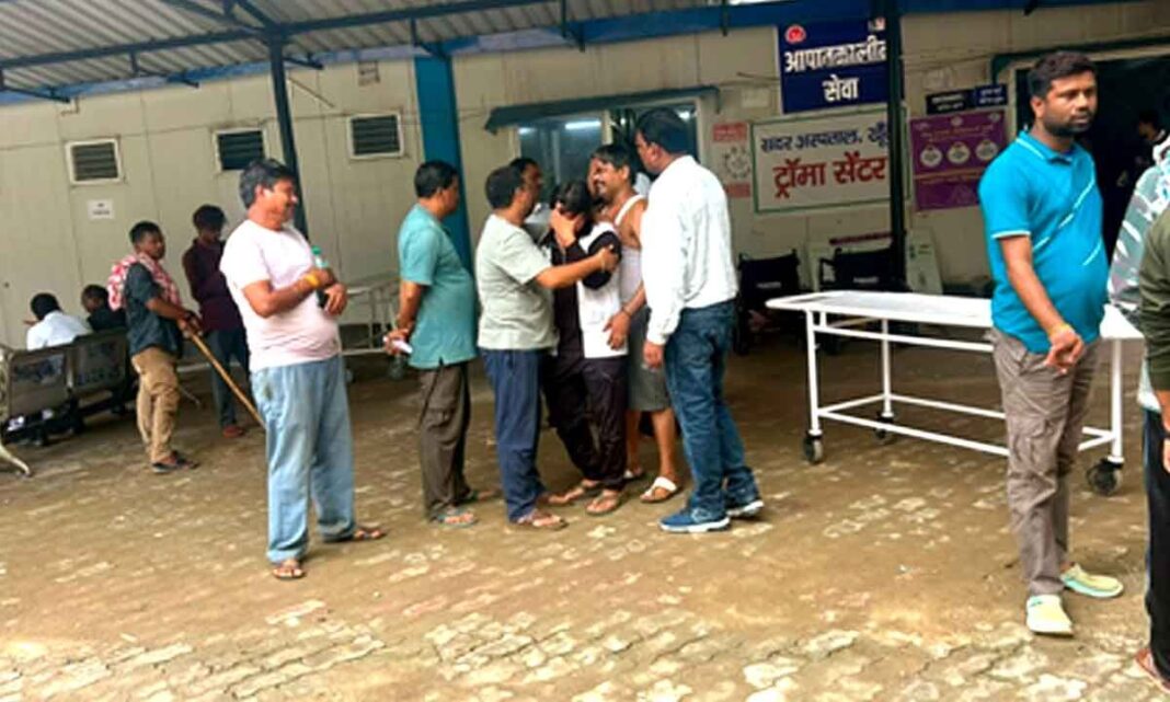 జార్ఖండ్‌లోని ఖుంటిలో జగన్నాథ రథం హైటెన్షన్ వైర్‌ను తాకడంతో ఇద్దరు యువకులు మృతి చెందారు.
