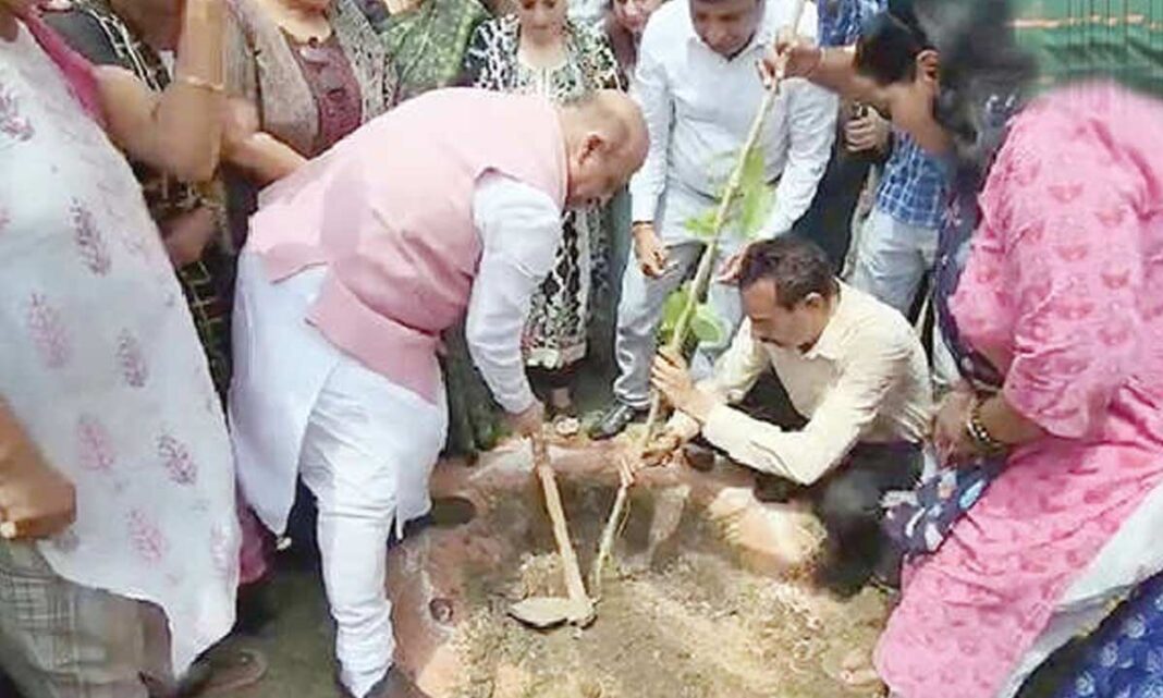 ఢిల్లీ అసెంబ్లీ స్పీకర్ రోహిణిలో చెట్లు నాటే కార్యక్రమానికి నాయకత్వం వహిస్తున్నారు
– PARAHUSHAR NEWS