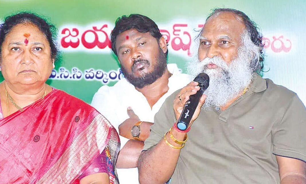 తెలంగాణ ఇచ్చిన సోనియా బిడ్డలు రాహుల్, ప్రియాంక మరణాన్ని కేటీఆర్ ఎలా కోరుకుంటారు? అని జగ్గా రెడ్డి ప్రశ్నించారు
