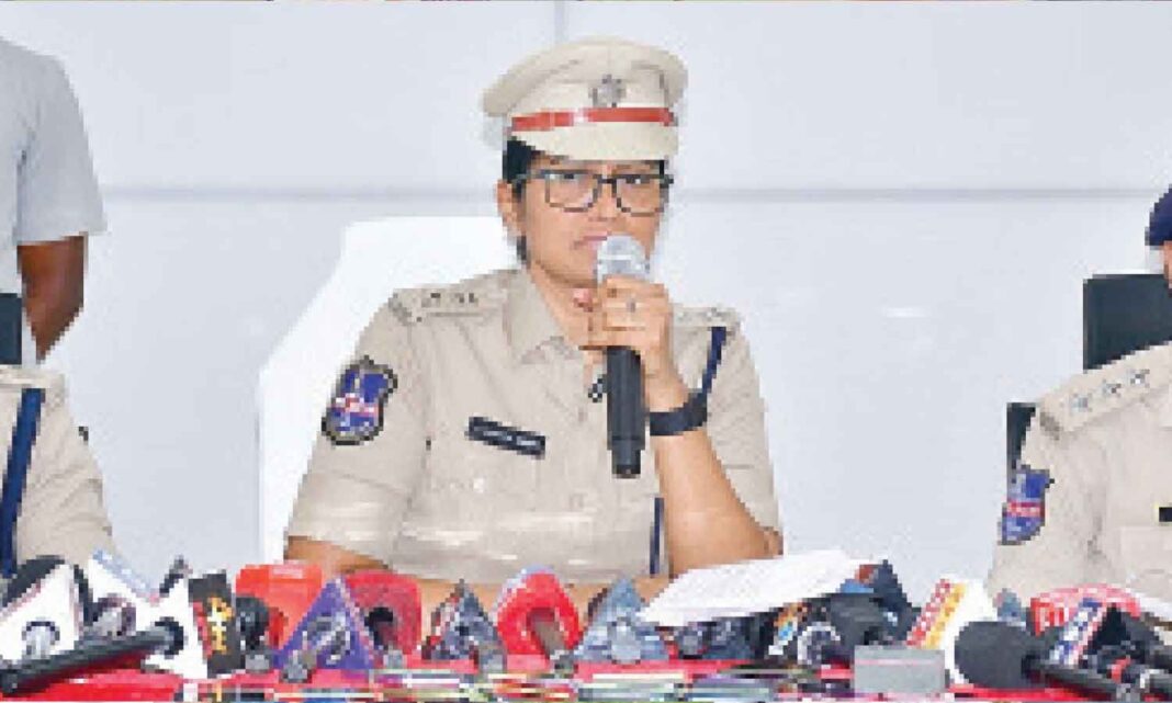 దొంగిలించిన ఫోన్లను స్వాధీనం చేసుకుని యజమానులకు అప్పగించారు
– PARAHUSHAR NEWS