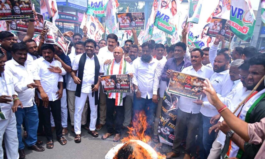 నల్గొండ కాంగ్రెస్ నేతలు ప్రధాని మోదీ దిష్టిబొమ్మను దహనం చేశారు
– PARAHUSHAR NEWS