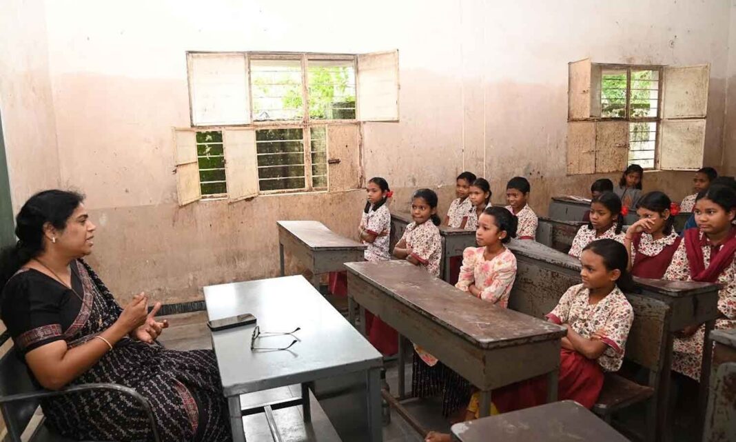 నిర్వహణ సరిగా లేకపోవడం, గైర్హాజరు కావడంపై ఆసిఫాబాద్ కలెక్టర్ అధికారులపై మండిపడ్డారు
– PARAHUSHAR NEWS