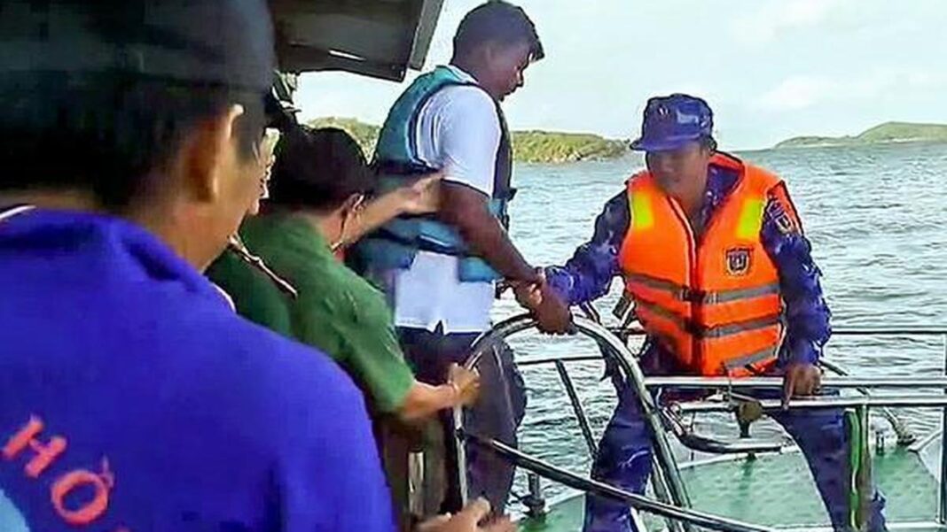 పర్యాటకులను తీసుకెళ్తున్న పడవ బోల్తా పడడంతో తీరం నుంచి బయటకు వెళ్లలేదని సాక్షి తెలిపింది
– PARAHUSHAR NEWS