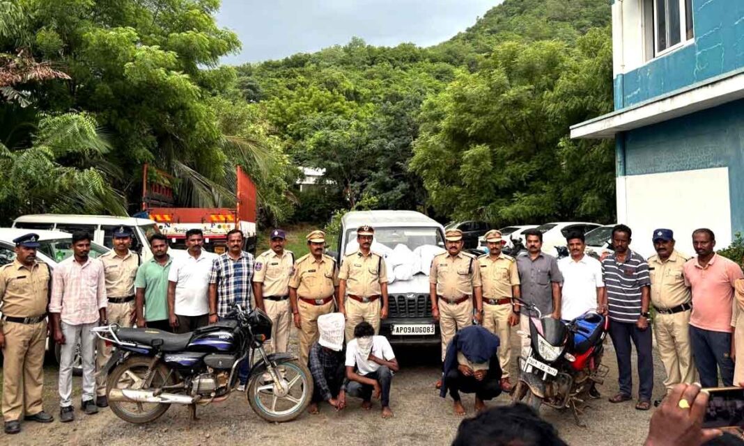పాల్వంచలో 40 కిలోల ఎండు గంజాయి స్వాధీనం; నలుగురు పట్టుబడ్డారు, ఒకరు పరారీలో ఉన్నారు
– PARAHUSHAR NEWS