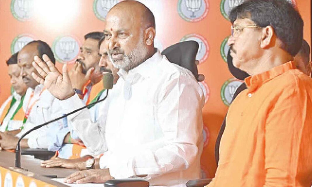 పేపర్ లీకేజీలపై కేసీఆర్, కేటీఆర్, రేవంత్ ఎందుకు రాజీనామా చేయలేదు?: బండి
– PARAHUSHAR NEWS