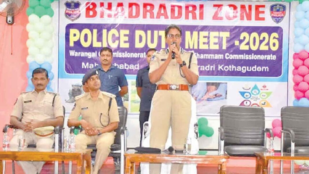 పోలీసు సేవలో వృత్తి నైపుణ్యం సాధించాలని సీపీ శ్వేత పిలుపునిచ్చారు
– PARAHUSHAR NEWS