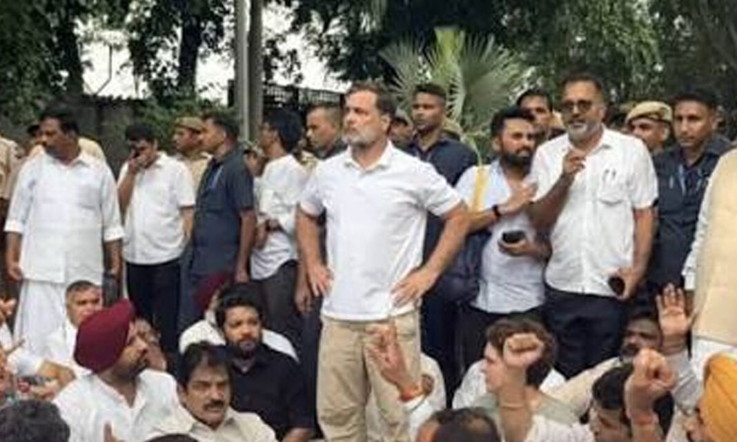ప్రధాని మోదీ అధికారిక నివాసం వెలుపల రాహుల్ గాంధీ నిరసనకు నాయకత్వం వహిస్తున్నారు

