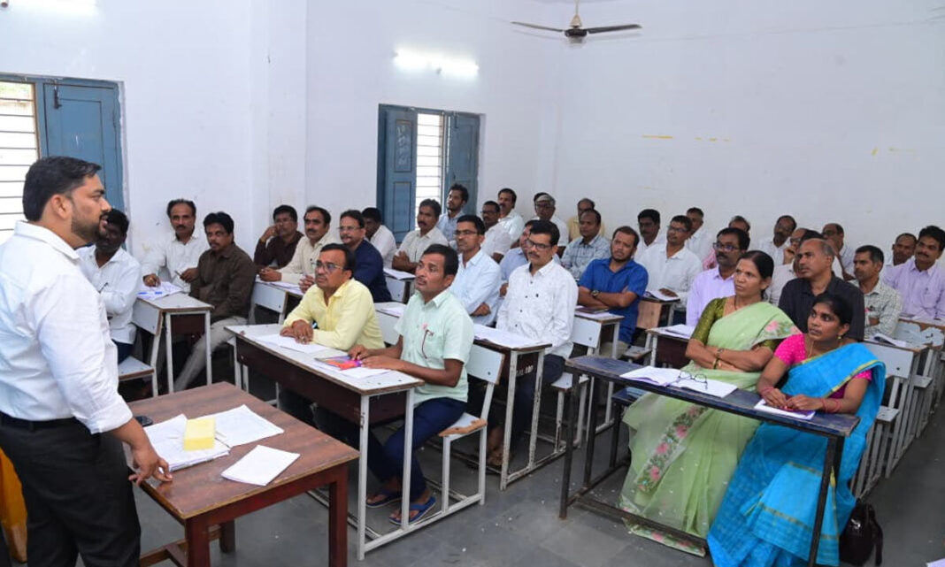 ప్రభుత్వ పాఠశాల విద్యార్థుల్లో సృజనాత్మకతను పెంపొందించండి: కలెక్టర్ హేమంత కేశవ్ పాటిల్

